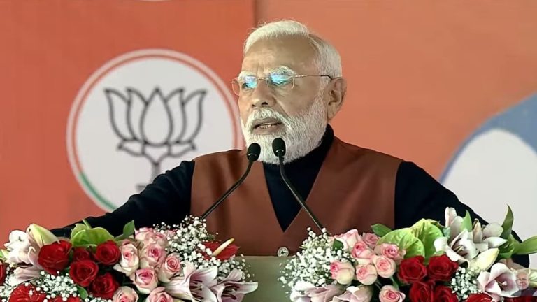 पीएम मोदी ने दिल्ली में AAP बोला पर हमला, दिल्लीवासियों को दी 12,200 करोड़ रुपए की सौगात