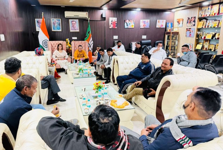 रूबी फोगाट यादव ने युवाओं और महिलाओं को सशक्त बनाने के लिए बैठक की अध्यक्षता की