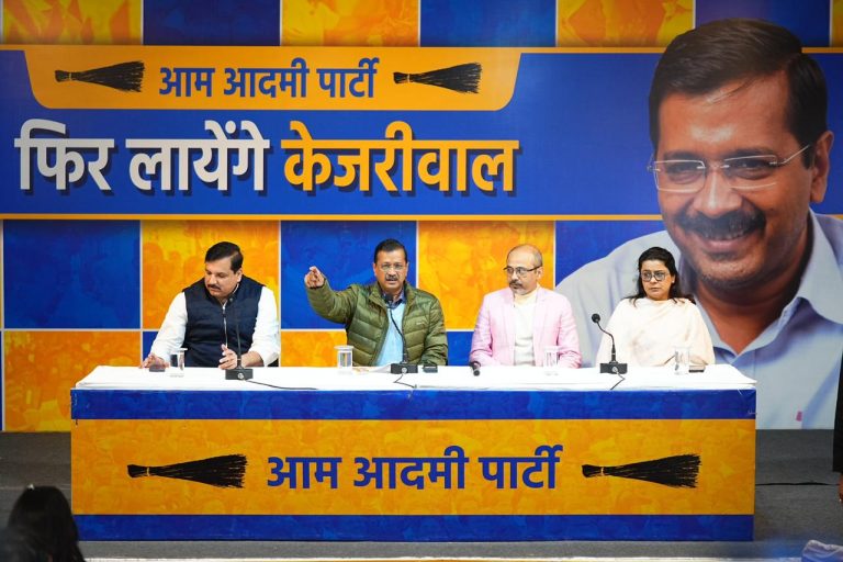 केजरीवाल ने भाजपा के संकल्प पत्र पर किया तीखा हमला: फ्री शिक्षा और इलाज बंद करने की चेतावनी