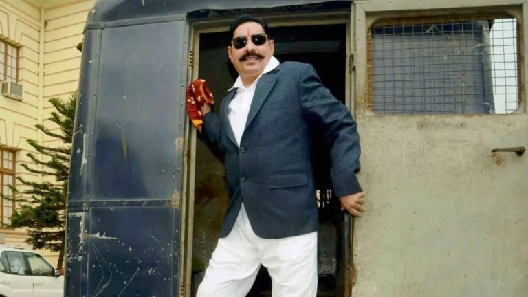 मोकामा में पूर्व विधायक अनंत सिंह ने किया सरेंडर, फायरिंग मामले में गिरफ्तारी