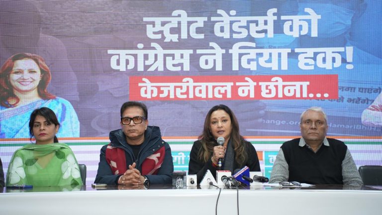 स्ट्रीट वेंडर को कांग्रेस ने दिया हक, केजरीवाल ने छीना – मोना मिश्रा