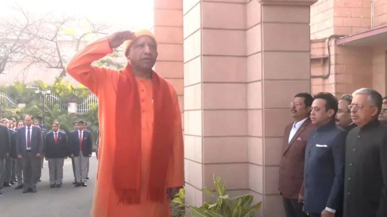 CM योगी ने गणतंत्र दिवस पर लहराया तिरंगा, कहा- “संविधान का पालन ही विकसित भारत का रास्ता”