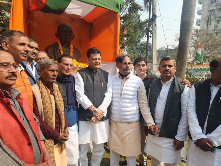 बिहार कांग्रेस मुख्यालय में महात्मा गांधी की 77वीं पुण्यतिथि पर पुष्पांजलि कार्यक्रम आयोजित
