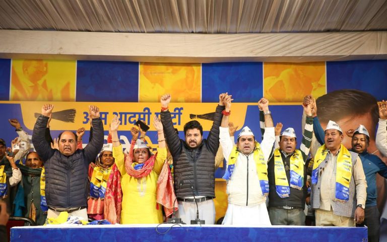 दिल्ली विधानसभा चुनाव से पहले आम आदमी पार्टी का परिवार बढ़ा: आकाश शर्मा और डिंपल शर्मा पार्टी में शामिल