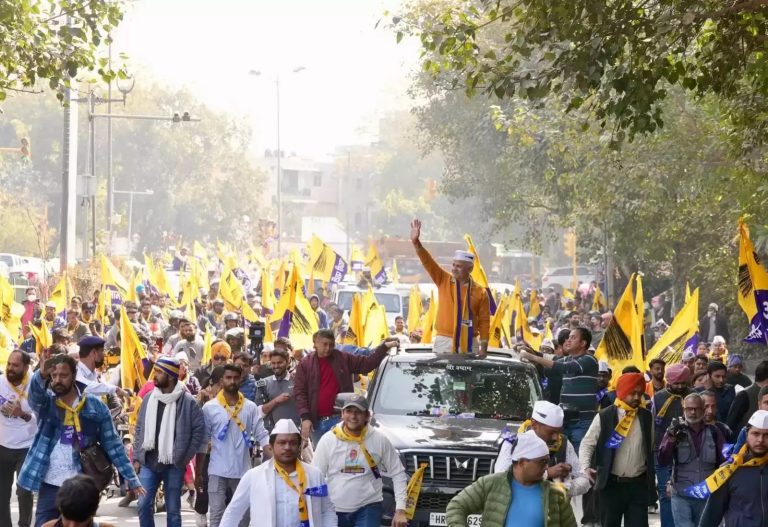 मनीष सिसोदिया ने बाइक रैली में जनता से की अपील, “आप” की सरकार बनाने के लिए किया आग्रह