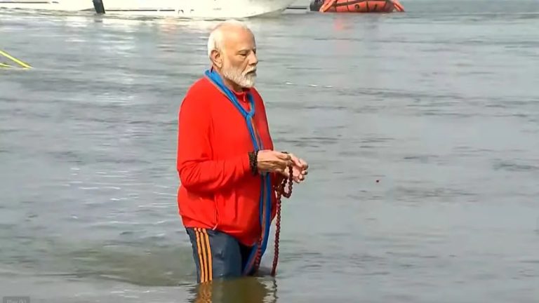 PM मोदी ने पवित्र त्रिवेणी संगम में डुबकी लगाई, गंगा पूजन किया, श्रद्धालुओं का उमड़ा हुजूम