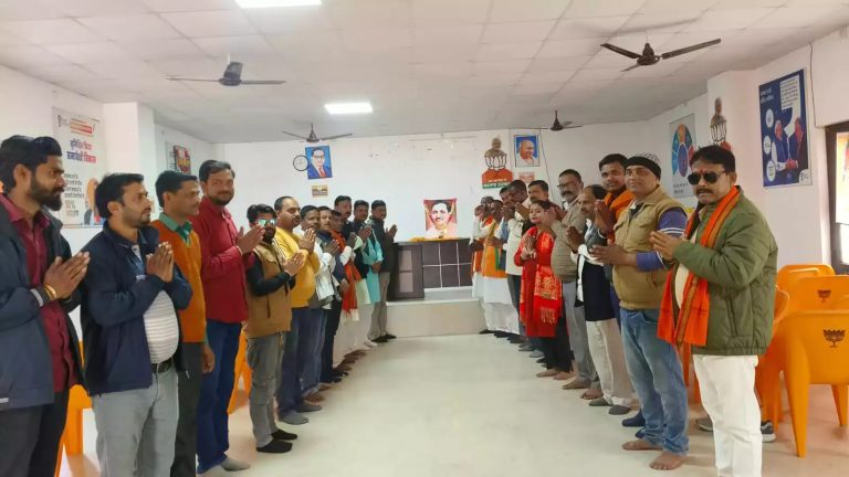 पं. दीन दयाल उपाध्याय की पुण्यतिथि पर भाजपा कार्यकर्ताओं ने पुष्पांजलि अर्पित की