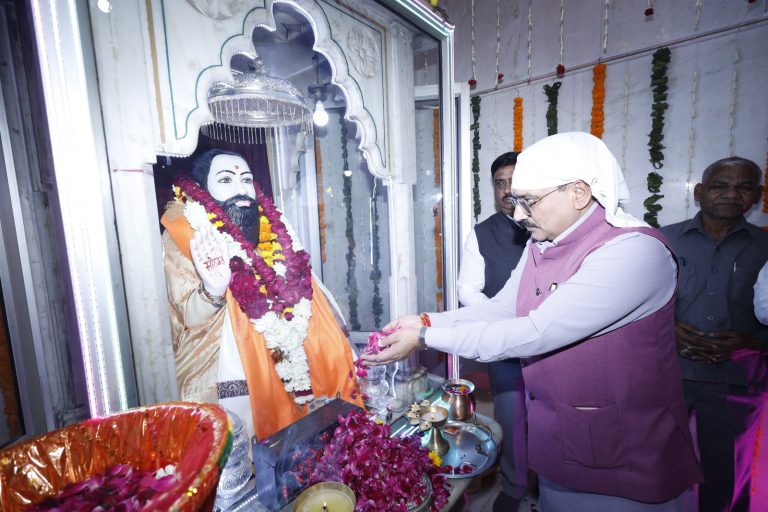 दिल्ली-भाजपा अध्यक्ष ने संत शिरोमणी रविदास जी के जन्मोत्सव पर पुष्पांजलि अर्पित की