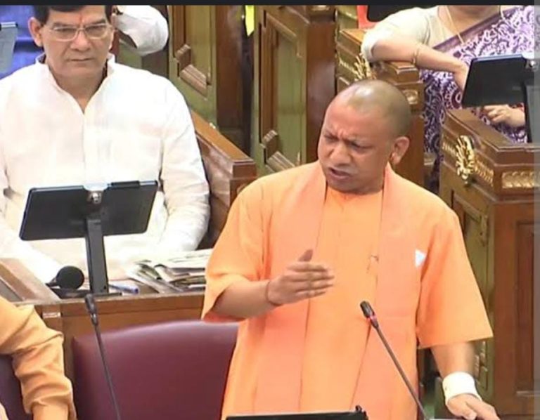 समाजवादी पार्टी उर्दू शब्दों ने दिया, योगी आदित्यनाथ को महफिल में चार चाँद लगाने का मौका