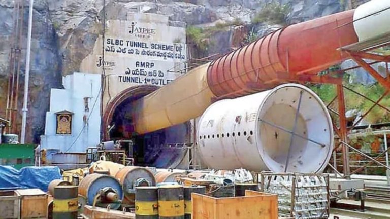 तेलंगाना के नागरकुरनूल में SLBC टनल हादसा, 6 मजदूर फंसे