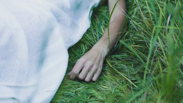 कोलकाता में एक ही परिवार के तीन सदस्यों की संदिग्ध मौत, हत्या या आत्महत्या?