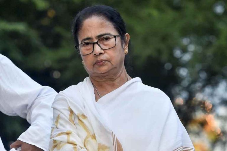 विश्वकर्मा पूजा के मौके पर पश्चिम बंगाल सरकार नहीं करेंगी छुट्टी, ईद के मौके पर करेंगी डवल छुट्टी”विवाद के बाद ममता ने दी सफाई” जानेंक्या है गंभीर मामला