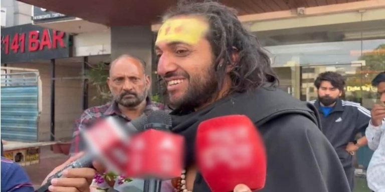आईआईटी बाबा अभय सिंह हिरासत में, गांजा रखने के आरोप में हुई कार्रवाई