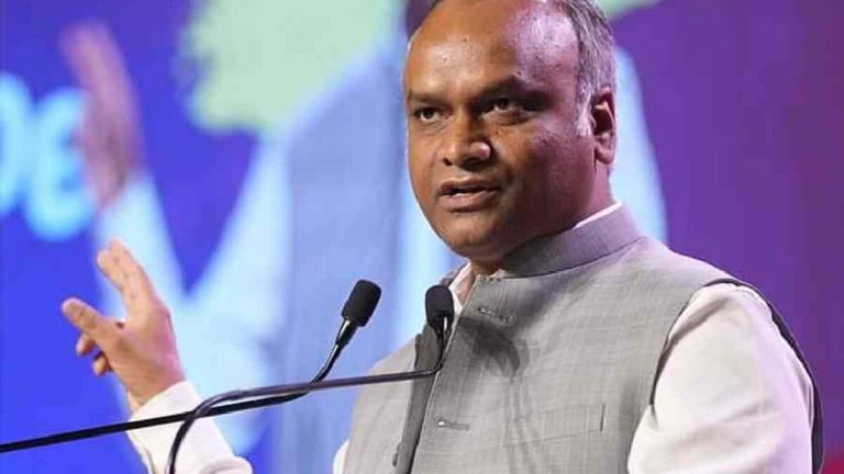 कर्नाटक सरकार के मंत्री प्रियांक खरगे ने कहा हाईकमान करेगा मतभेदों का फैसला,बीजेपी का आरोप कुर्सी के पीछे है लड़ाई