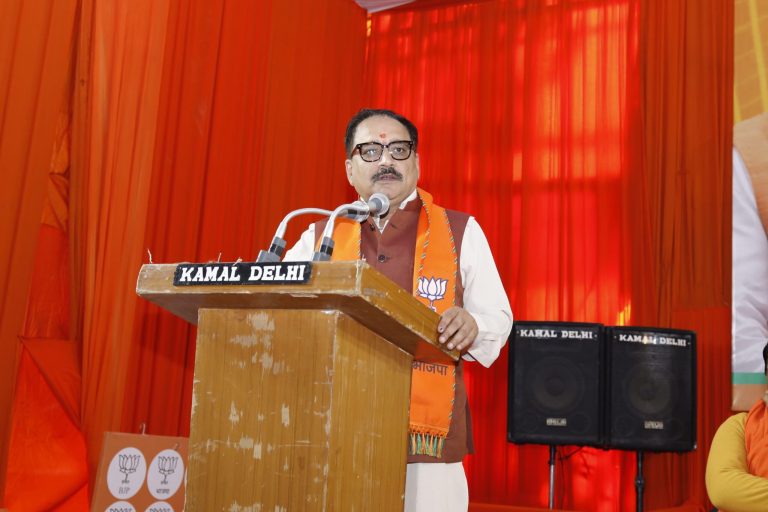 दिल्ली बीजेपी प्रदेश अध्यक्ष वीरेन्द्र सचदेवा का अरविंद केजरीवाल पर हमला – कहा, विपासना के नाम पर विलासिता कर रहे हैं