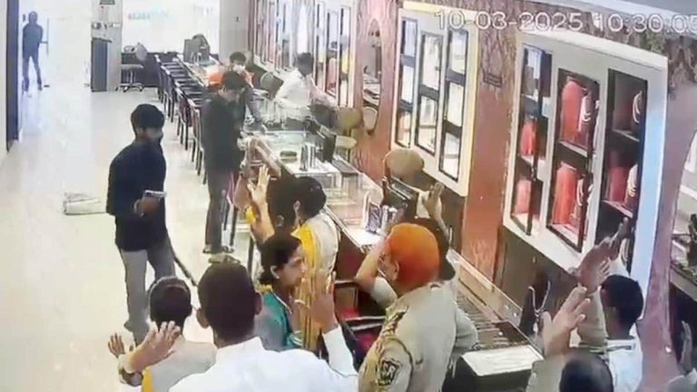 आरा में दिनदहाड़े 25 करोड़ की लूट, तनिष्क ज्वेलरी शोरूम बना निशाना