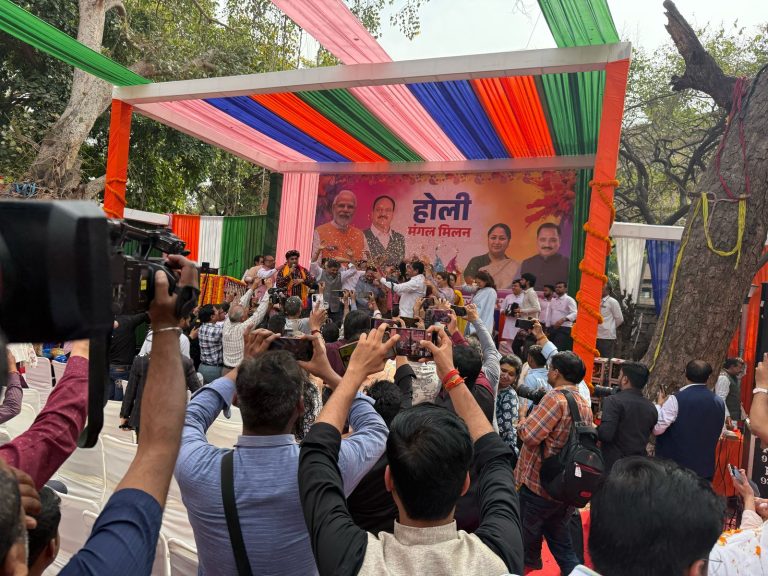 दिल्ली भाजपा कार्यालय में होली मिलन समारोह का आयोजन, ‘रंग बरसे’ की धुन पर जमकर थिरके नेता और पत्रकार