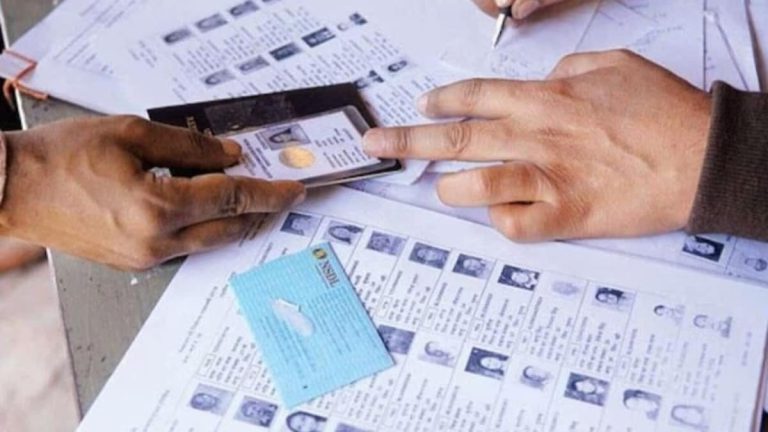 निर्वाचन आयोग का बड़ा कदम, वोटर आईडी और आधार लिंकिंग पर पुनर्विचार