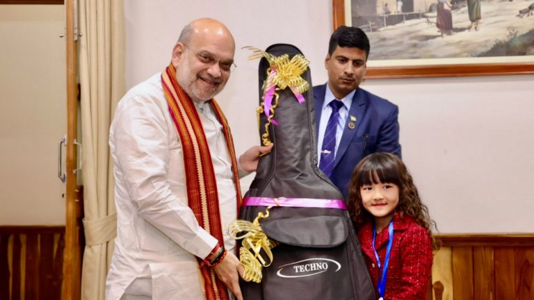 गृह मंत्री अमित शाह ने 7 वर्षीय बालिका को उपहार में दिया गिटार, बोले भारत का यही प्रेम है हमें एक दूसरे से जोड़ने की वजह