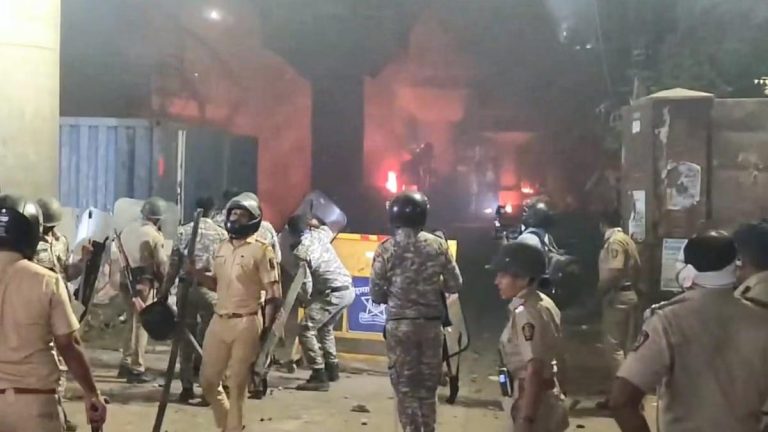 नागपुर हिंसा: अफवाह के बाद भड़की आग, 11 थाना क्षेत्रों में कर्फ्यू, 50 हिरासत में