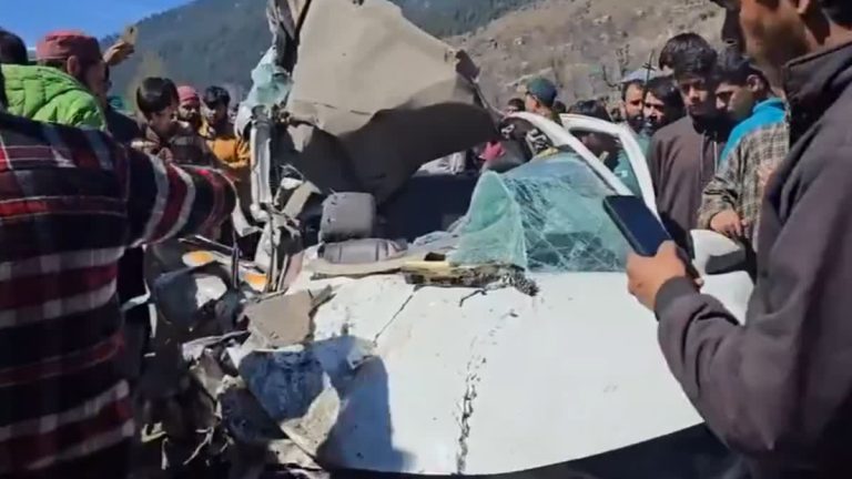 जम्मू-कश्मीर में भीषण सड़क हादसा, बस और टैक्सी में टक्कर, 4 की मौत, 17 घायल