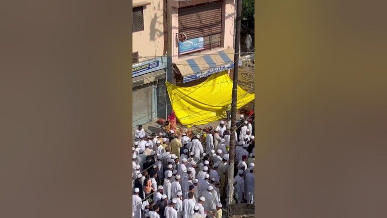 यूपी के मुरादाबाद में नमाज को लेकर हुआ जमकर हंगामा,”पुलिस से हुई नोकझोंक”,लगाए गए धार्मिक नारे,संभल में बढ़ाई गई चौकसी
