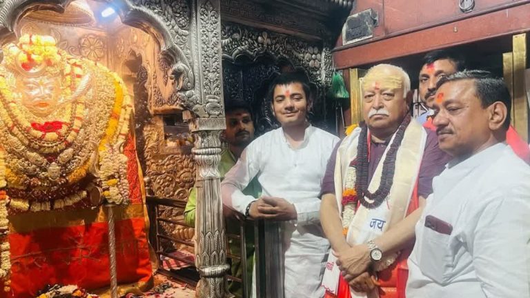 काशी पहुंचे संघ प्रमुख मोहन भागवत, बाबा विश्वनाथ का किया अभिषेक