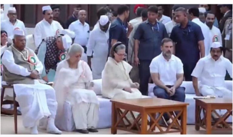मल्लिकार्जुन खरगे के अलग बैठने को लेकर बीजेपी ने लगाए गंभीर आरोप, कहा कांग्रेस है दलित विरोधी