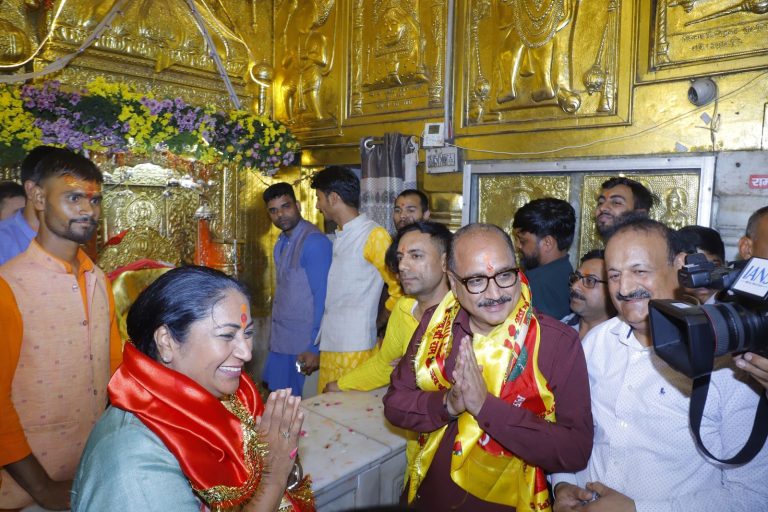 हनुमान जयंती के मौके पर सीएम रेखा गुप्ता ने किए कनाट प्लेस के प्राचीन हनुमान मंदिर के दर्शन,कहा दिल्ली के प्रमुख मंदिरों में आज दर्शनकरने जाउंगी