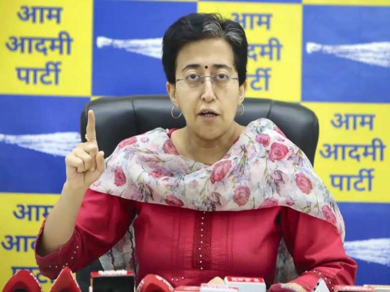 आम आदमी पार्टी ने बिजली संकट पर भाजपा सरकार को घेरा, नेता प्रतिपक्ष आतिशी ने विश्वास नगर में किया दौरा