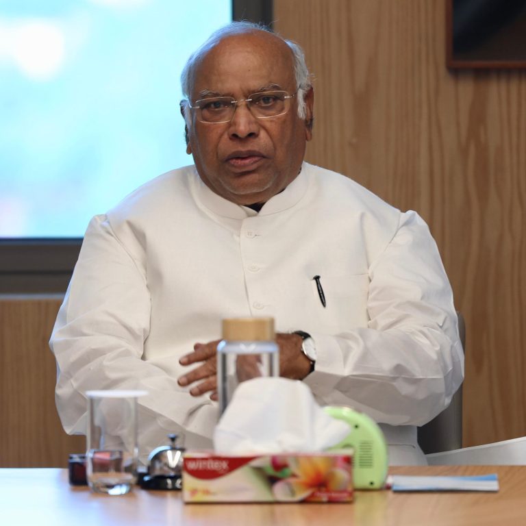 कांग्रेस अध्यक्ष ने AICC बैठक में भाजपा पर साधा निशाना, सोनिया-राहुल के खिलाफ चार्जशीट को बताया ‘बदले की कार्रवाई’
