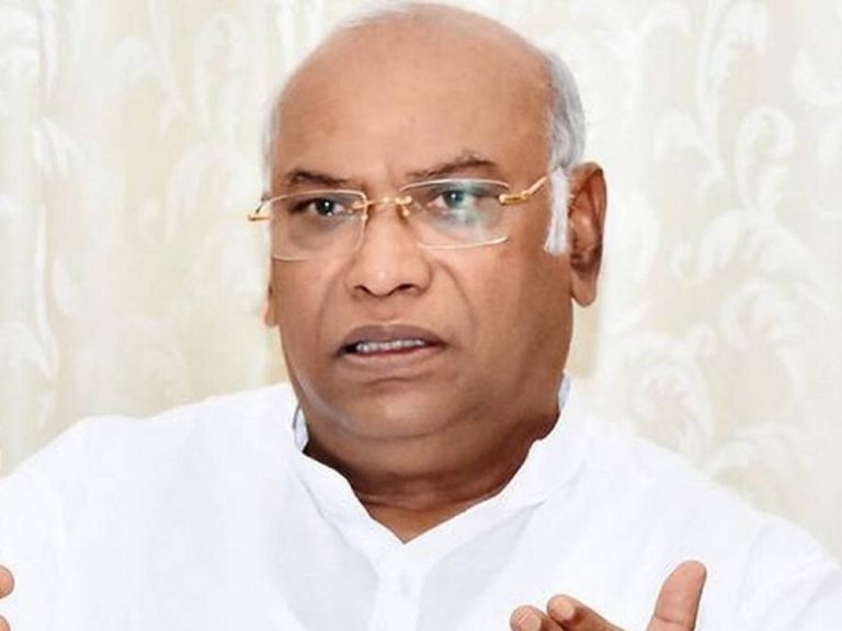 पहलगाम हमले पर खड़गे का हमला, “मोदी गंभीर नहीं, सर्वदलीय बैठक में नहीं आए, बिहार में रैली करने में व्यस्त थे”