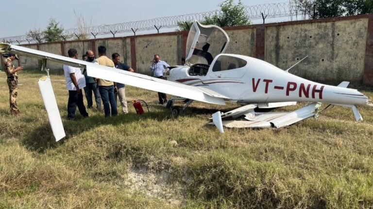 अलीगढ़: पनेठी एयरपोर्ट पर प्रशिक्षण विमान दुर्घटनाग्रस्त, ट्रेनी पायलट सुरक्षित