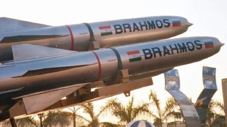 यूपी की राजधानी लखनऊ में रक्षा क्षेत्र में ऐतिहासिक क्षण का गवाह बनी मिसाइल ब्रह्मोस, रक्षा मंत्री राजनाथ सिंह बोले देश के लिए ऐतिहासिक दिन