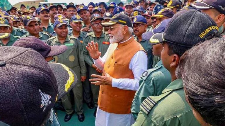 पाकिस्तान की पनाह में पल रहे आतंकवादियों को सबक सिखाने के बाद आदमपुर एयरबेस पहुंचे प्रधानमंत्री मोदी, वायुसेना के बहादुर जवानों के साथ की बातचीत
