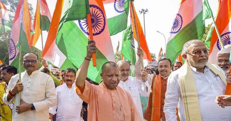 सीएम योगी आदित्यनाथ ने अपने सरकारी आवास से निकाली तिरंगा यात्रा, बोले राष्ट्रीय संकट के समय धैर्य और एकता ही हमारी सबसे बड़ी पूंजी