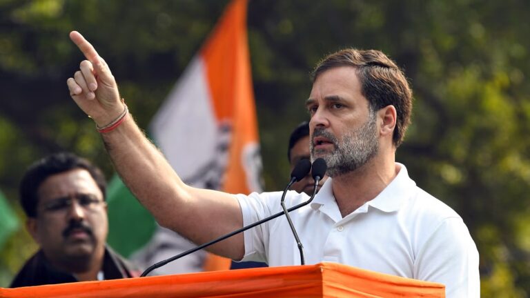 कांग्रेस के वरिष्ठ नेता राहुल गांधी पहुंचे दरभंगा बिहार, NDA सरकार पर साधा जमकर निशाना सड़क पर खड़े लोगों से मिलाया हाथ