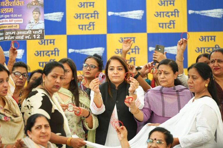 सोफिया कुरैशी के खिलाफ विवादित बयान देने पर लगातार देश भर में लोग आक्रोशित हैं वही आज दिल्ली में आम आदमी पार्टी की महिलाविंग ने बीजेपी के मंत्री के खिलाफ प्रदर्शन किया