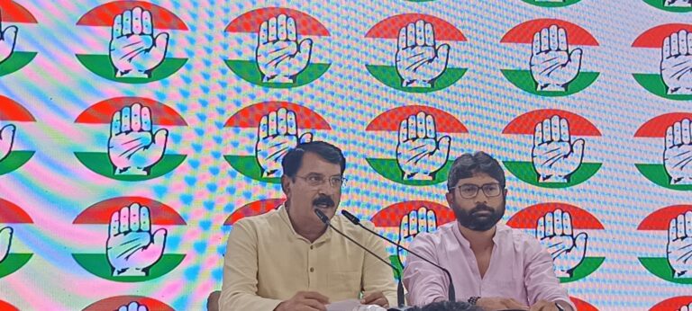 गुजरात समाचार पर कार्रवाई: जिग्नेश मेवाणी और लालजी देसाई ने मोदी सरकार पर साधा निशाना