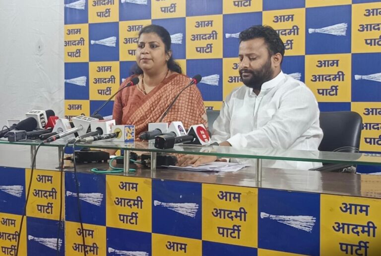 सावित्रीबाई फुले का चित्र लगाने की माँग पर AAP विधायकों को नोटिस, राखी बिरला और कुलदीप कुमार ने जताई नाराज़गी