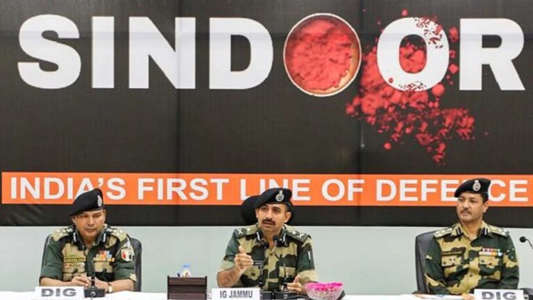 ऑपरेशन सिंदूर पर बीएसएफ ने की प्रेस कॅान्फ्रेंस,आईजी जम्मू शशांक आनंद बोले बीएसएफ की महिला कर्मियों ने अग्रिम ड्यूटी चौकियों परलड़ाई लड़ी