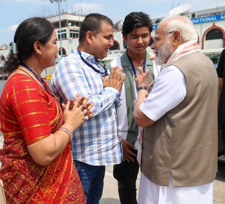 बिहार के दौरे पर पहुंचे प्रधानमंत्री मोदी ने स्टार क्रिकेटर वैभव सूर्यवंशी से की मुलाकात,माता पिता भी थे मौजूद तस्वीरें की सोशल मीडिया पर साझा