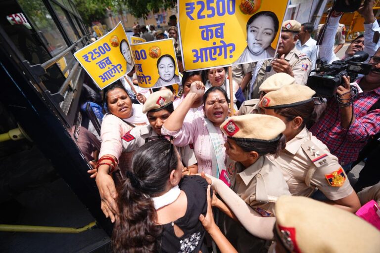 2500 रुपये की मांग को लेकर आप महिला कार्यकर्ताओं का प्रदर्शन, पुलिस ने हिरासत में लिया