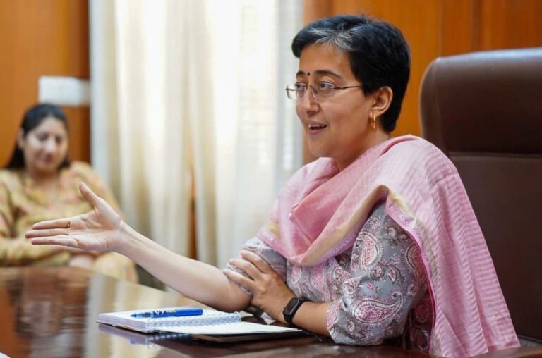 भाजपा द्धारा बेघर किए गए झुग्गीवासियों से आम आदमी पार्टी के नेताओं ने की बातचीत, न्याय दिलाने का दिलाया भरोसा