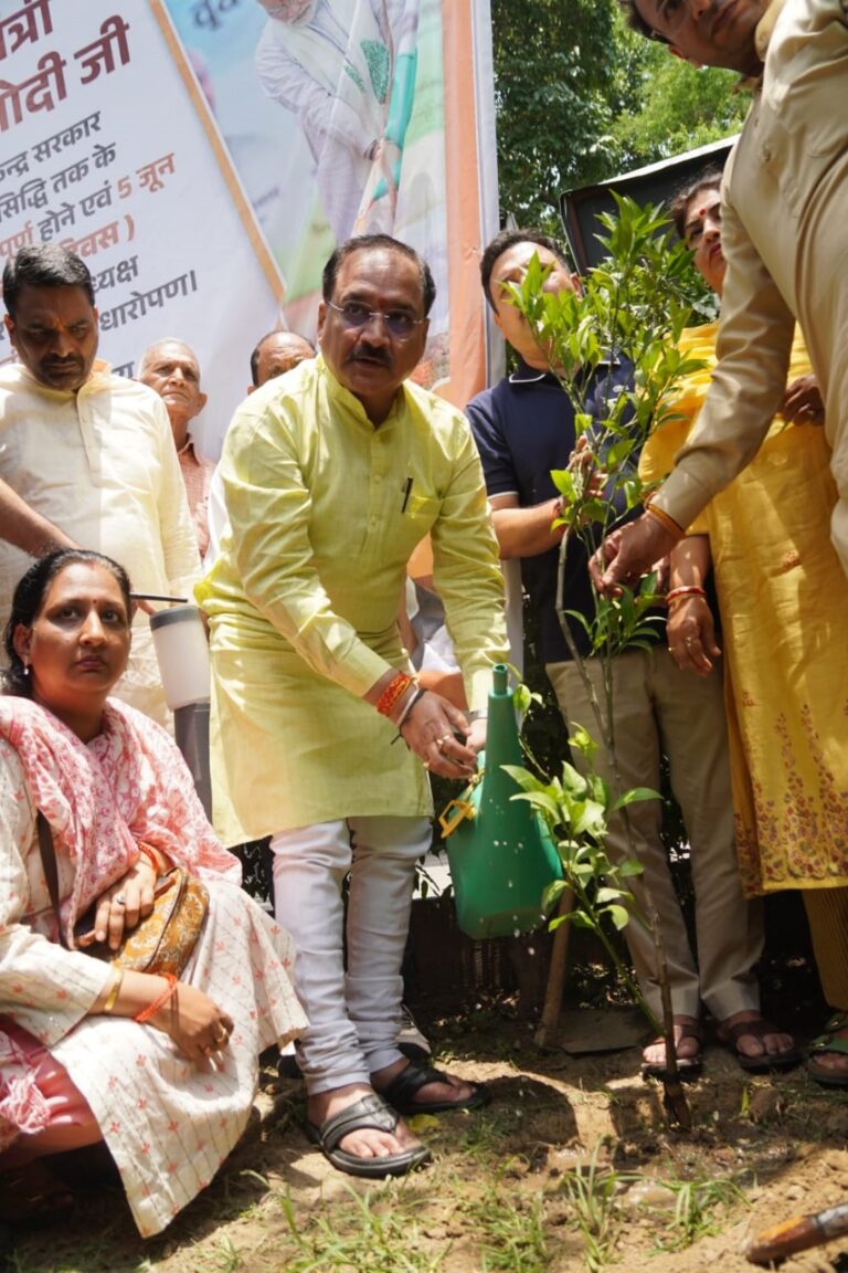 प्रधानमंत्री मोदी ने बूथ स्तर पर प्रारम्भ किया “एक पेड़ मां के नाम”, भाजपा नेता वीरेन्द्र सचदेवा ने किया पौधारोपण आप सरकार पर साधा निशाना