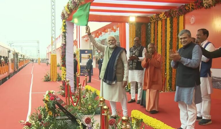 कश्मीर को वंदे भारत की सौगात, श्रीनगर-कटरा मार्ग पर पहली ट्रेन को पीएम मोदी ने दिखाई हरी झंडी