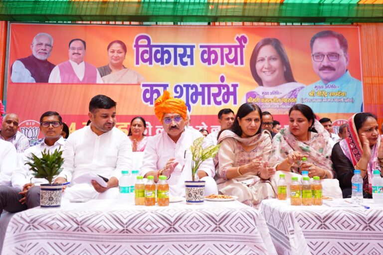 दिल्ली भाजपा अध्यक्ष वीरेन्द्र सचदेवा ने सांसद कमलजीत सहरावत की उपस्थिति में, झड़ौदा कलां गांव में खेल स्टेडियम के पुननिर्माण का किया शिलान्यास
