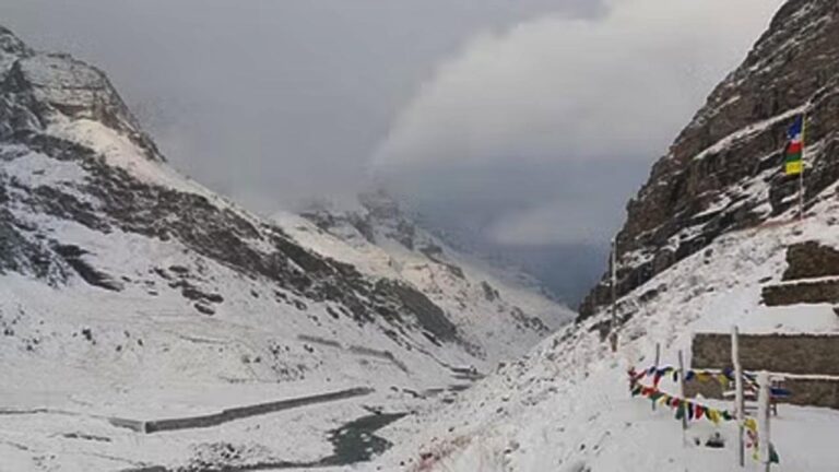 लाहौल में जून में पड़ रही दिसंबर जैसी ठंड, बर्फबारी और बारिश से जनजीवन व पर्यटन प्रभावित