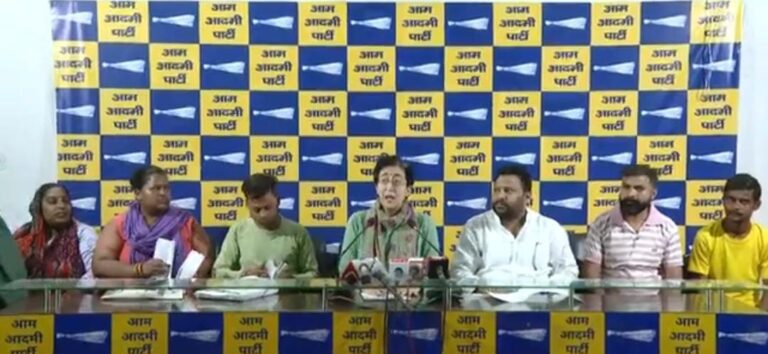कालकाजी भूमिहीन कैंप पर बुलडोज़र कार्रवाई:20-30 सालों से बसे गरीबों को उजाड़ने की तैयारी-अतिशी