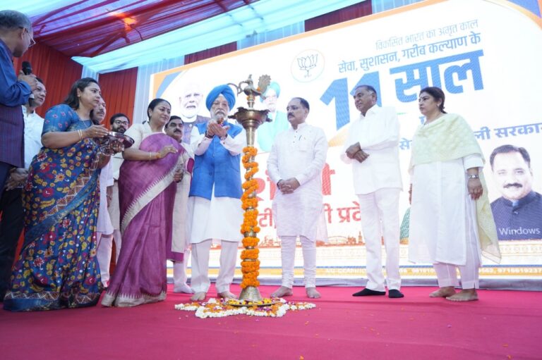 प्रधानमंत्री मोदी के सेवा, सुशासन और गरीब कल्याण के 11 वर्ष तथा दिल्ली सरकार के 100 दिन पूरे होने पर दिल्ली भाजपा कार्यालय में प्रदर्शनी का आयोजन